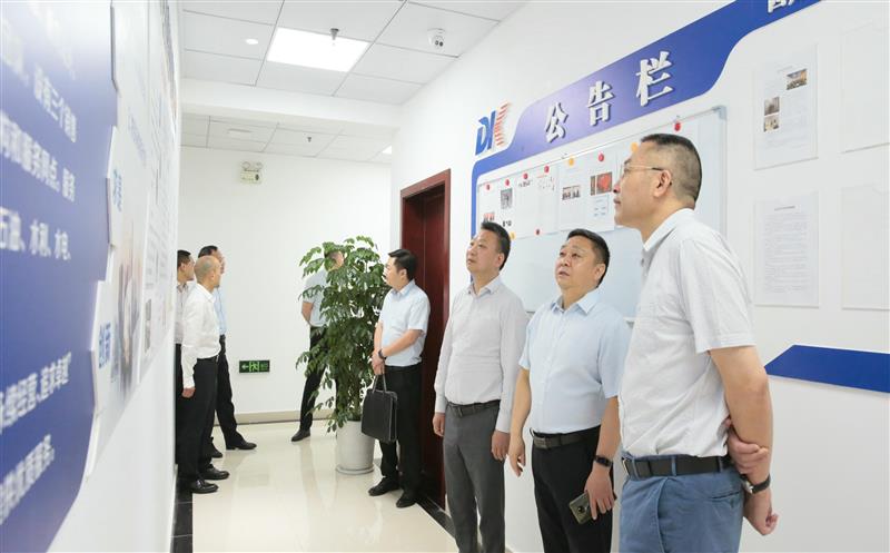 省自然资源投资集团党委书记、董事长陈贵林到地矿物资公司调研指导 