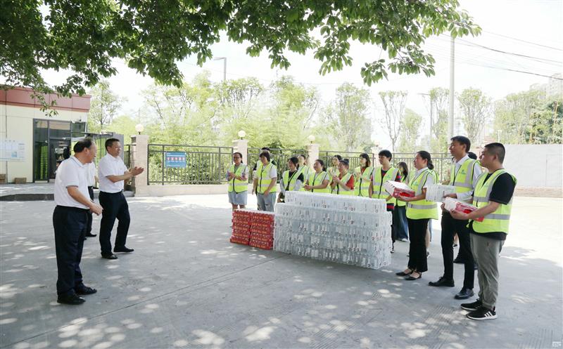 集团领导到测绘公司宣贯省委十二届五次全会精神，开展夏送清凉活动